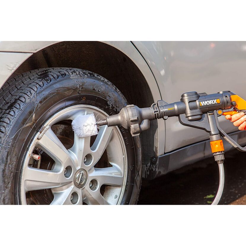 Person reinigt mit dem WORX Hydroshot eine Autofelge.