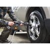 Person reinigt mit dem Worx Hydroshot eine Autofelge.