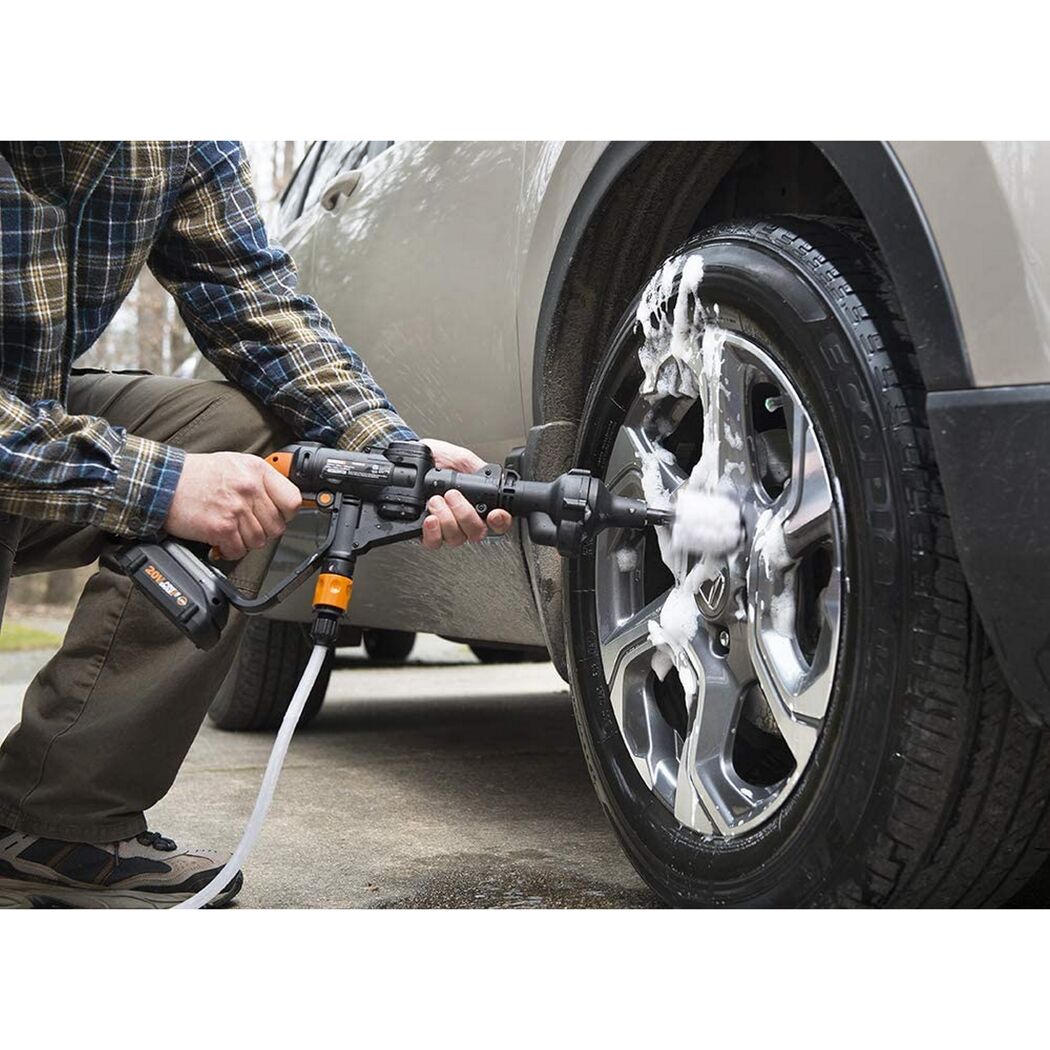 Person reinigt mit dem Worx Hydroshot eine Autofelge.