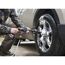 Person reinigt mit dem Worx Hydroshot eine Autofelge.