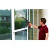 Person reinigt Fenster mit WORX Hydroshot Fensterabzieher.
