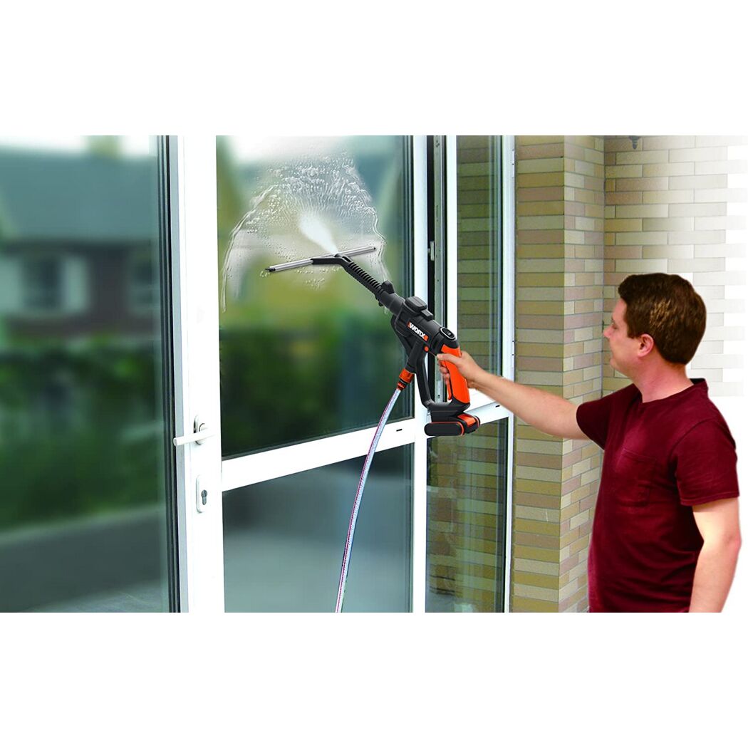 Person reinigt Fenster mit WORX Hydroshot Fensterabzieher.