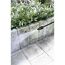 Person reinigt eine Steinmauer mit einem Hochdruckreiniger.