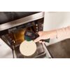 Person misst Temperatur im Backofen mit Infrarot-Thermometer