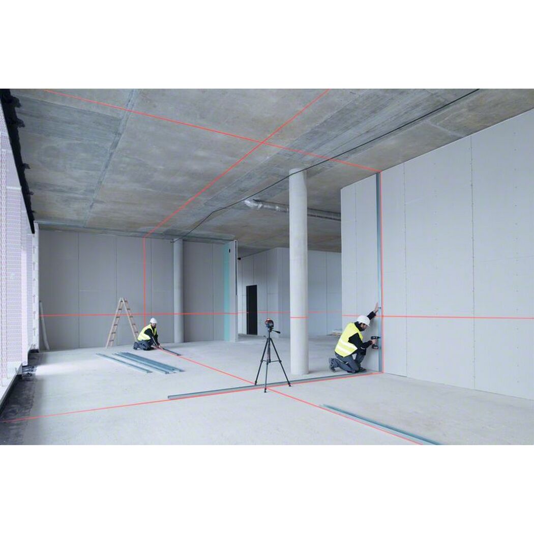 Personen richten mit einem Linienlaser eine Wand aus.