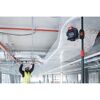 Person mit Bosch Linienlaser auf einem Stativ