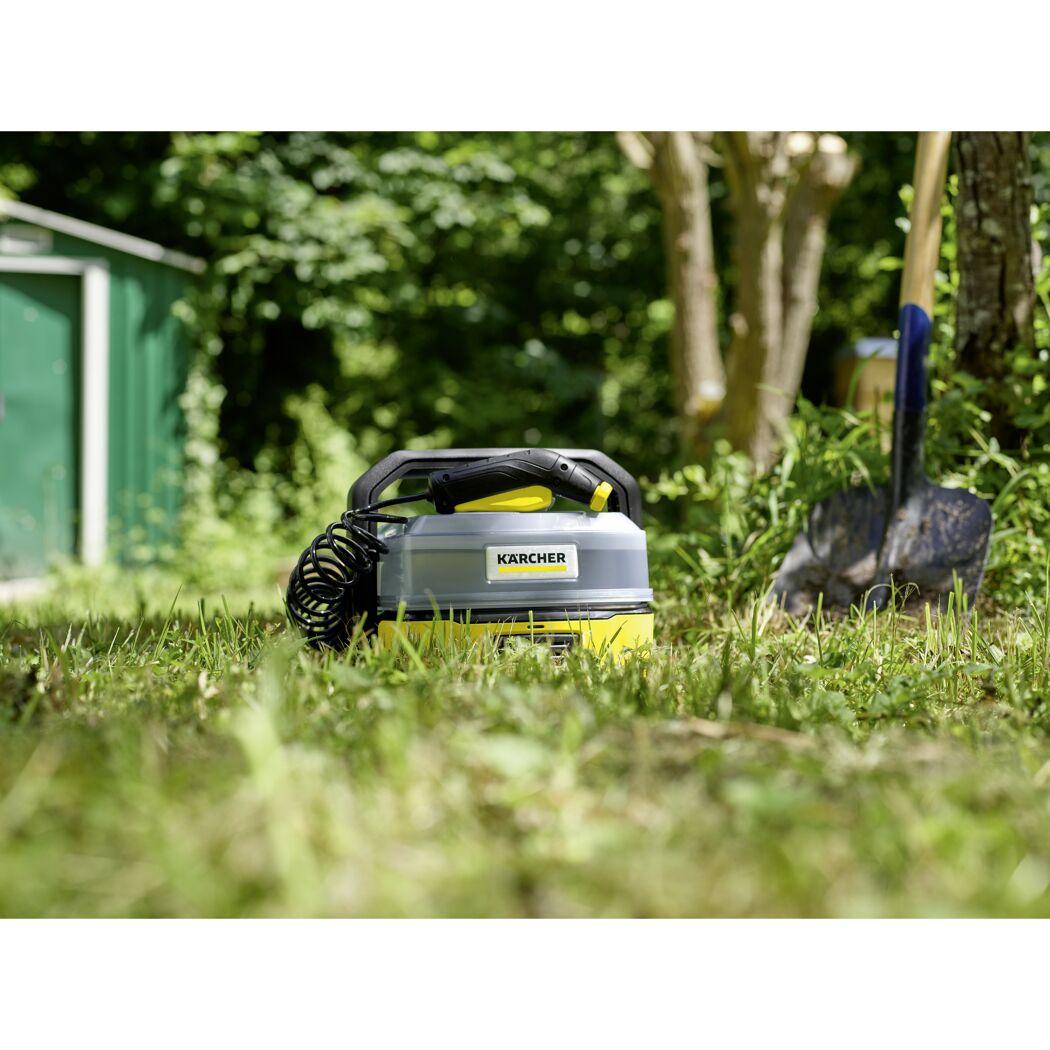 Kärcher Mobiler Reiniger OC 3 Adventurebox im Gras