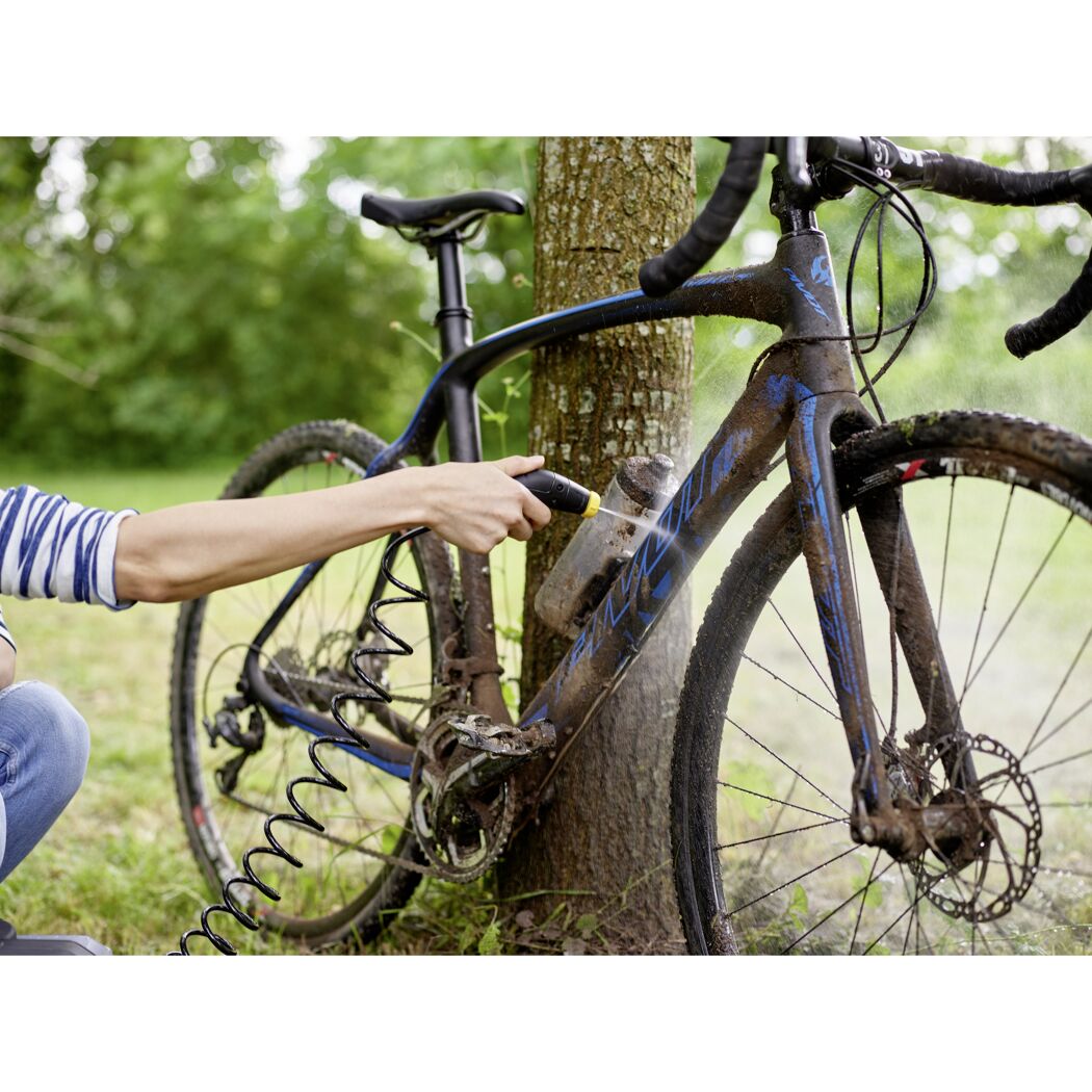 Person reinigt Fahrrad mit Kärcher Mobile Outdoor Cleaner