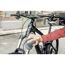 Person reinigt Fahrradrahmen mit Kärcher BikeBox