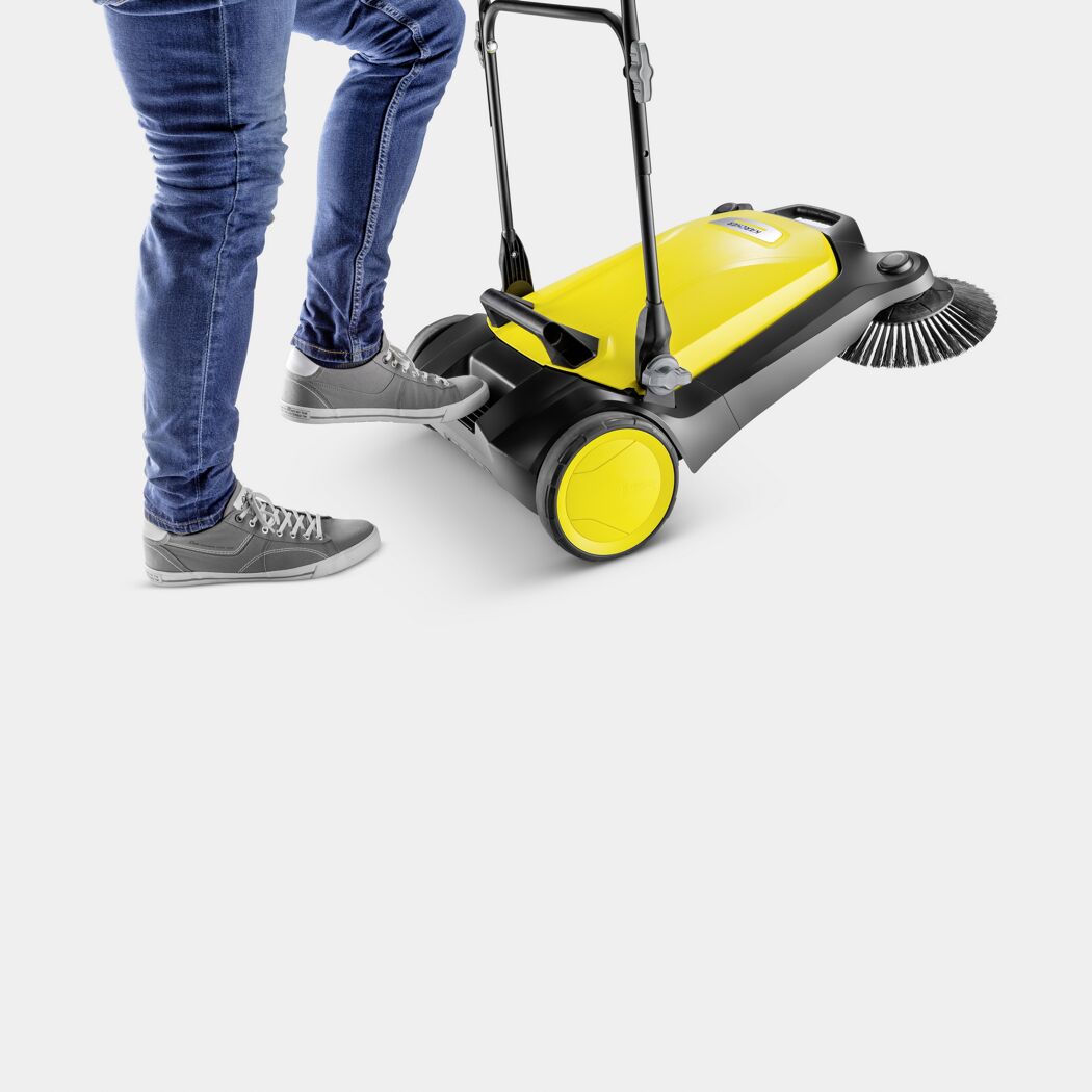 Person kehrt mit einer Kehrmaschine