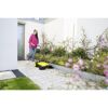 Person kehrt mit Kehrmaschine S4 Twin