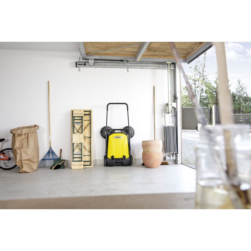 Kehrmaschine Kärcher S4 Twin in Garage