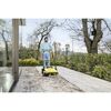 Person kehrt mit Kehrmaschine S6 eine Terrasse
