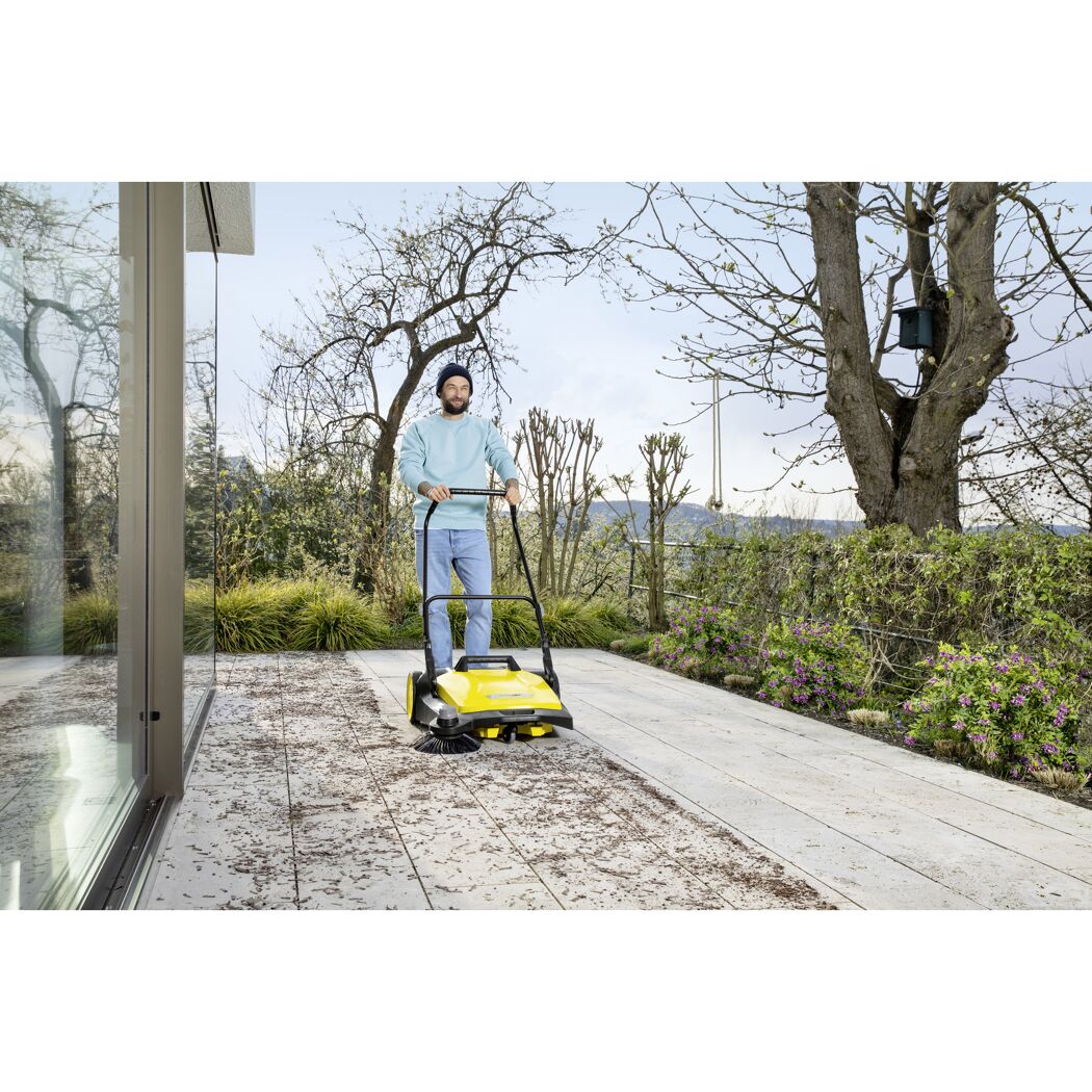 Person kehrt mit Kehrmaschine S6 eine Terrasse