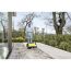 Person kehrt mit Kehrmaschine S6 eine Terrasse