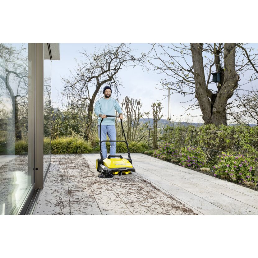 Person kehrt mit Kehrmaschine S6 eine Terrasse