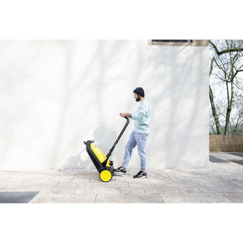 Person transportiert Kehrmaschine S6.
