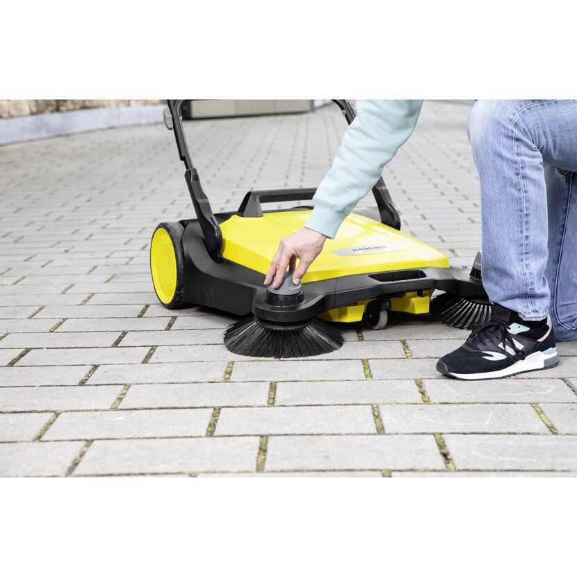Person bedient eine Kehrmaschine von Kärcher.