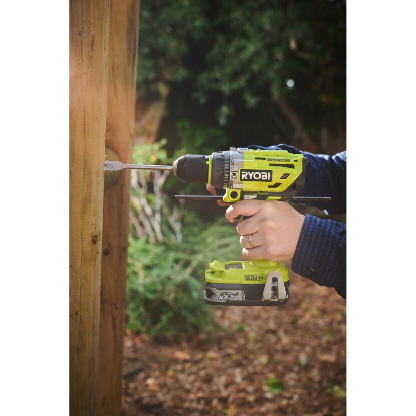 Person verwendet einen Ryobi Akkuschrauber.