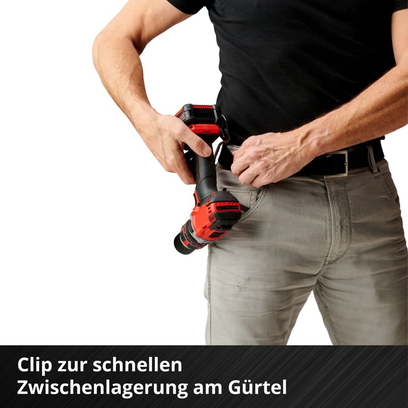 Person befestigt einen Akkuschrauber am Gürtel.