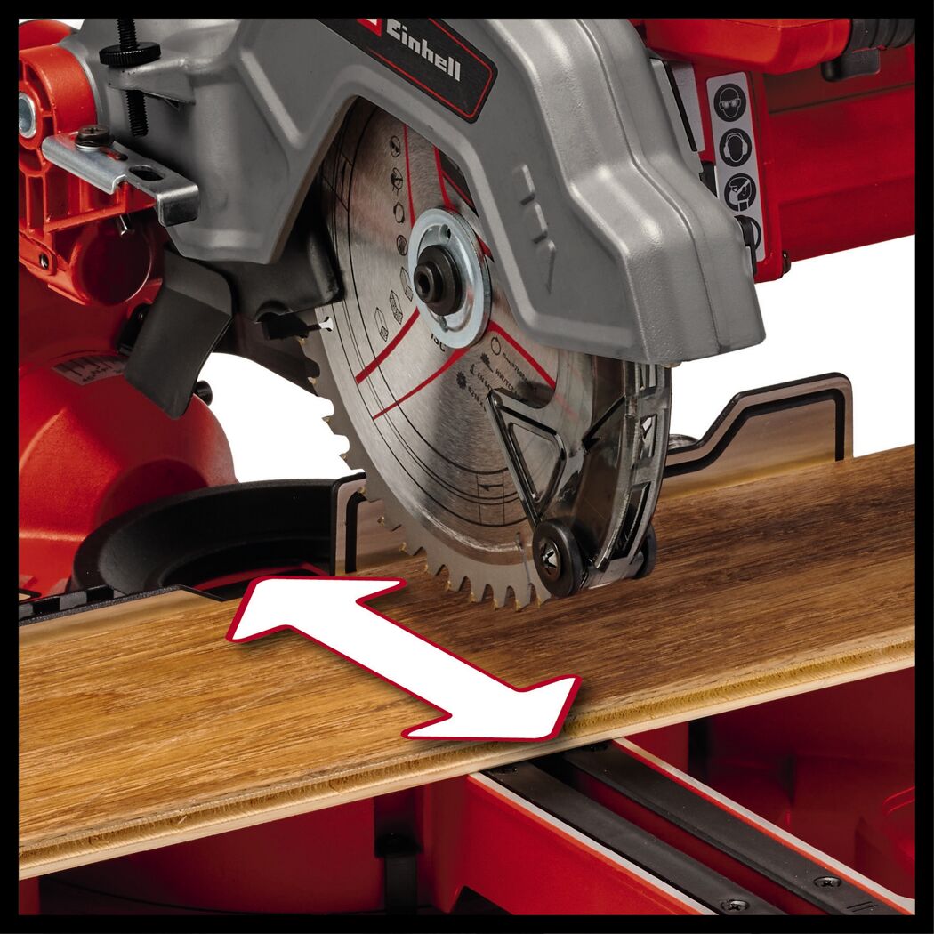 Einhell Zug-Kappsäge TC-SM 216 beim Sägen von Holz.