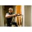 Person bohrt mit Kombihammer ein Loch in die Wand.
