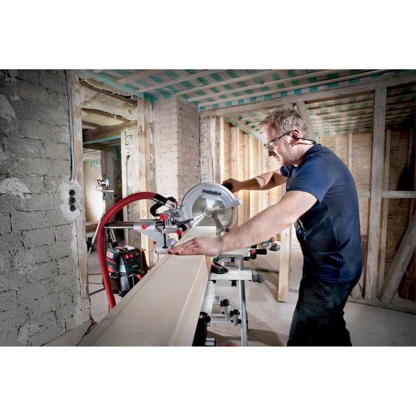 Person sägt Holz mit einer Metabo Kappsäge.