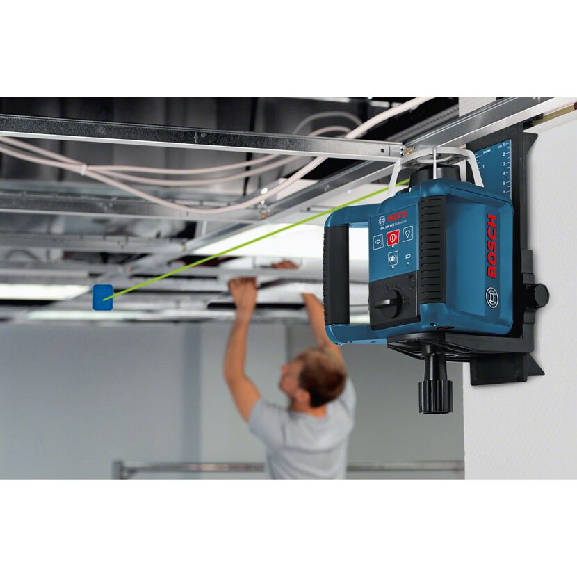 Person verwendet einen Rotationslaser von Bosch.