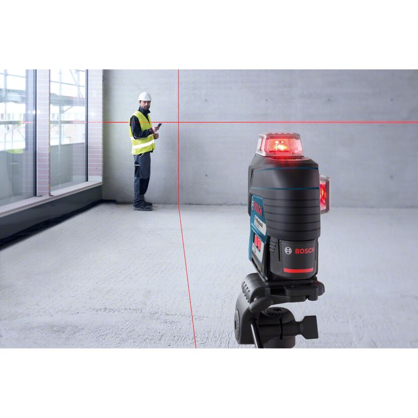 Person verwendet Linienlaser von Bosch an der Wand