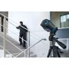 Person verwendet Kombilaser an Treppe