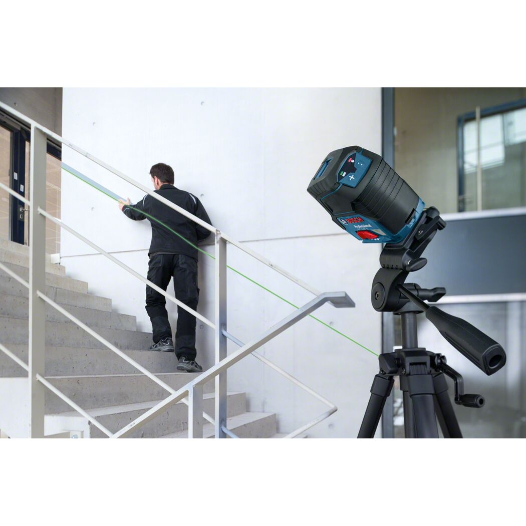 Person verwendet Kombilaser an Treppe