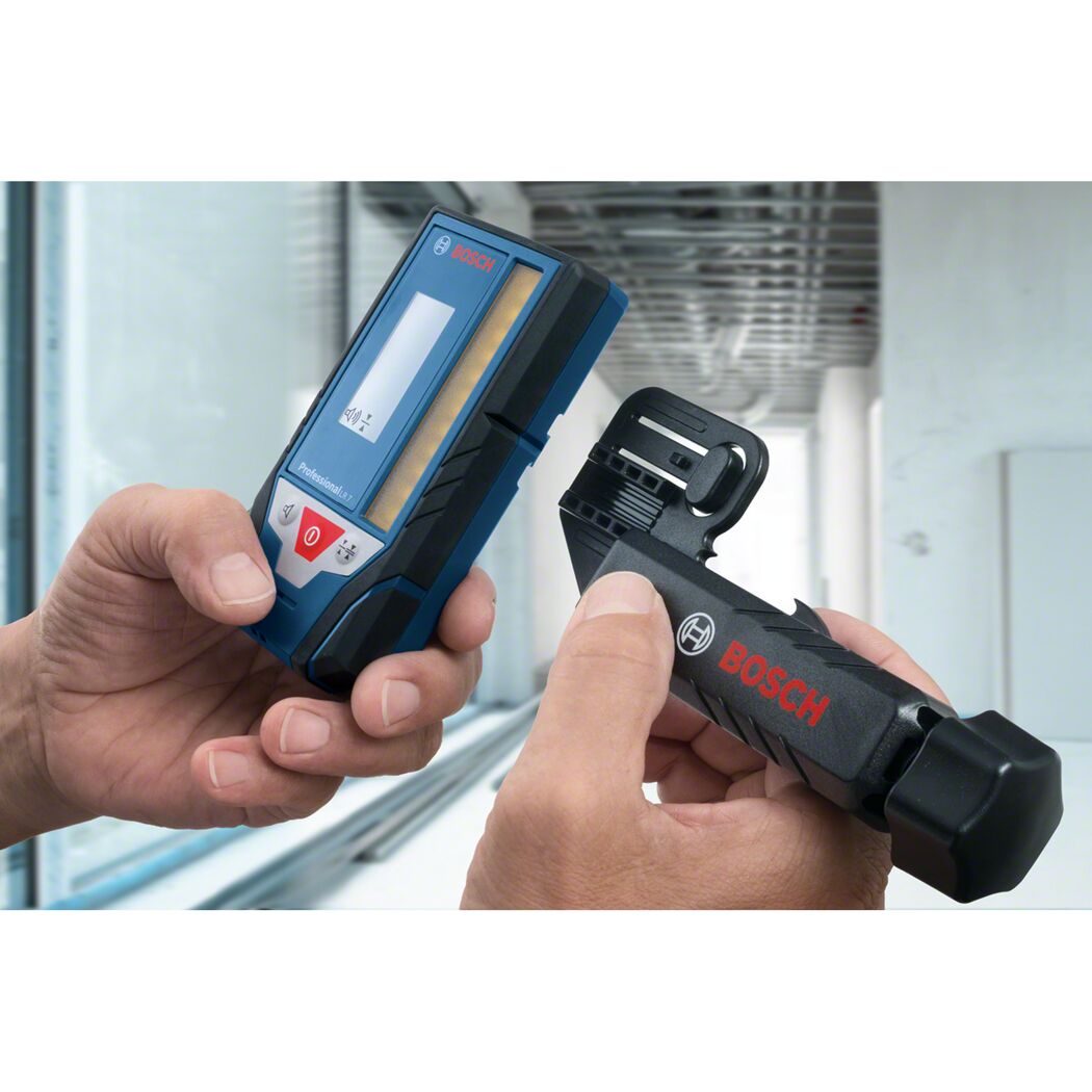 Zwei Hände halten einen Bosch Professional LR7 Laser-Empfänger und ein Messgerät.