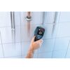 Person verwendet Bosch Professional D-tect 120 Ortungsgerät an Wand