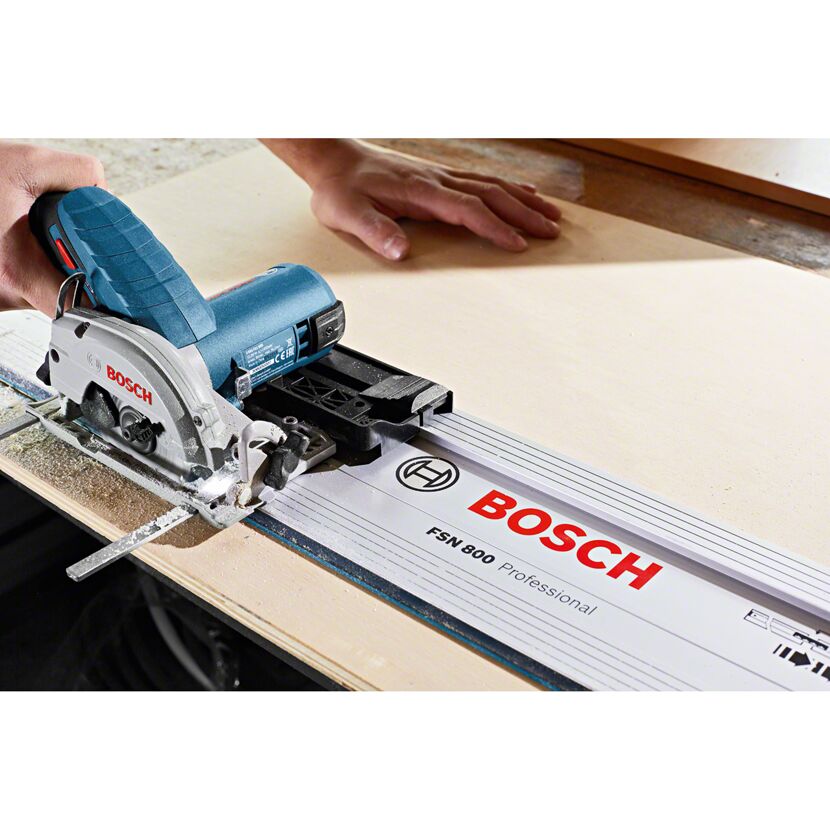 Person sägt mit einer Bosch FSN 800 Professional Handkreissäge ein Stück Holz.