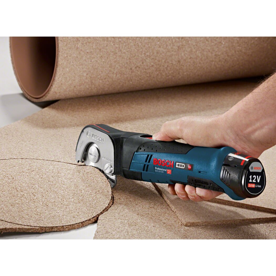 Person schneidet Kork mit einem Bosch Akku-Multi-Cutter.