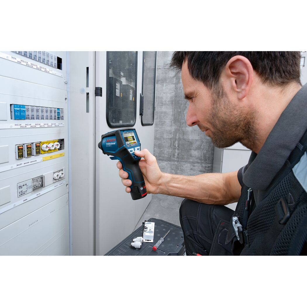 Person verwendet Bosch Professional GIS 1000 C Thermodetektor