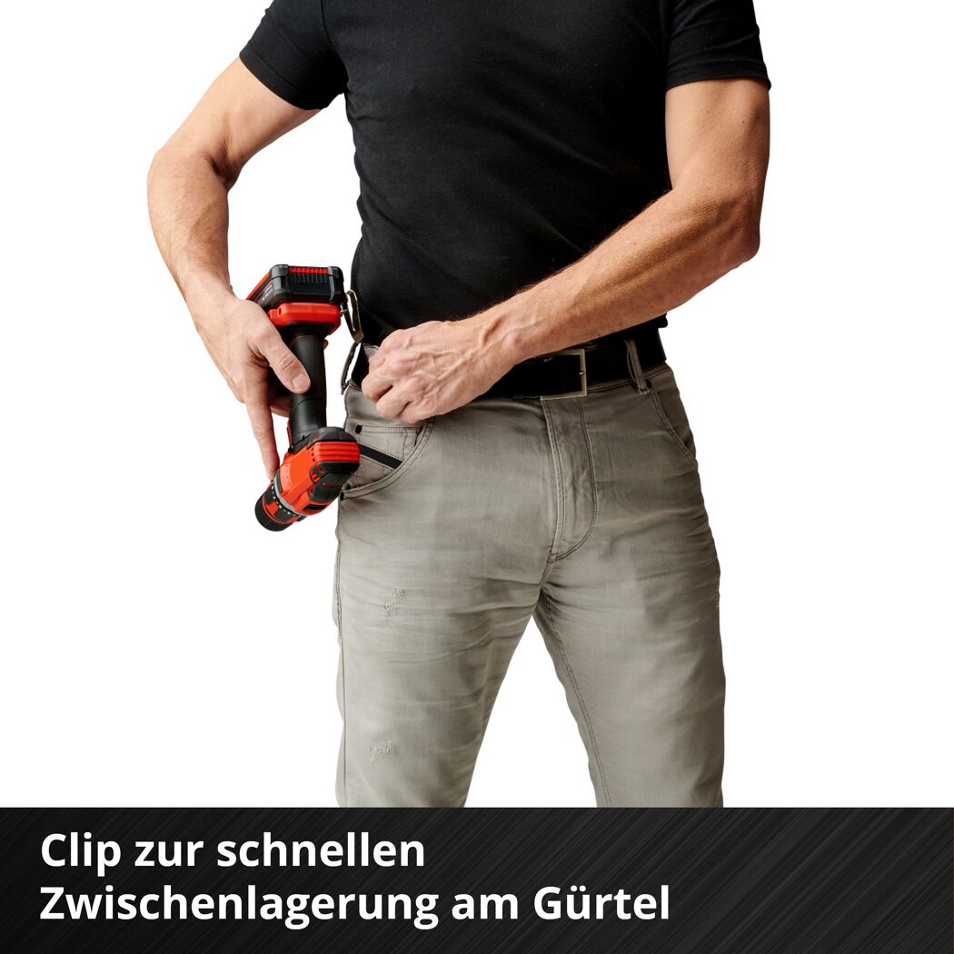 Person befestigt Akkuschrauber am Gürtel.