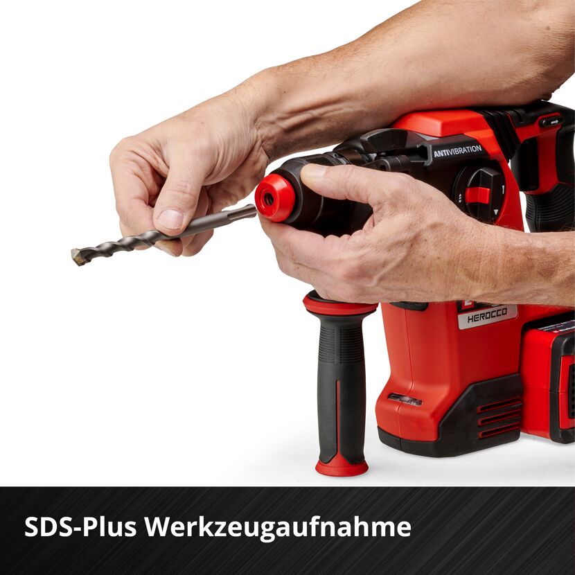 Einsetzen eines Bohrers in einen Akku-Bohrhammer