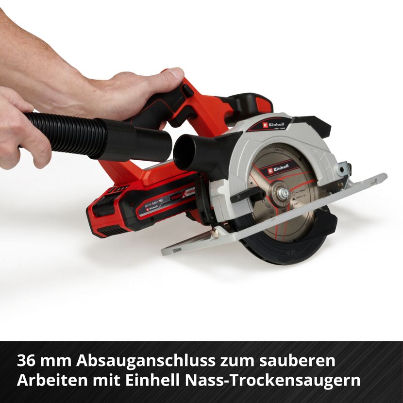 Person verwendet eine Akku-Handkreissäge von Einhell.