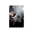 Person verwendet einen Winkelschleifer