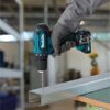 Person bohrt mit einem Makita Akku-Bohrschrauber in ein Metallprofil.