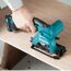 Person sägt mit Makita Akku-Handkreissäge ein Stück Holz.