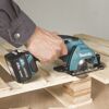 Person sägt mit Akku-Handkreissäge von Makita in Holz
