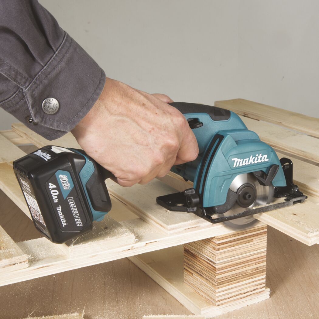 Person sägt mit Akku-Handkreissäge von Makita in Holz