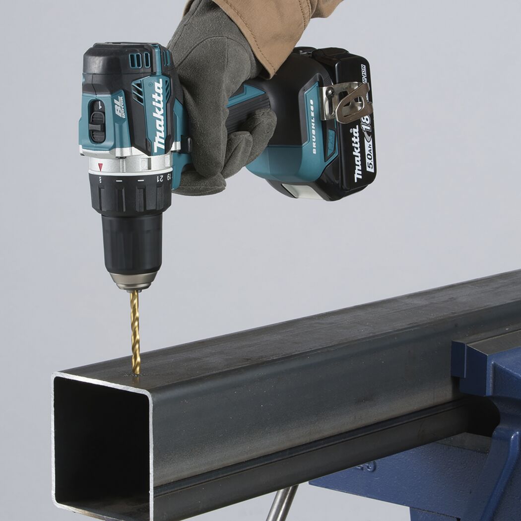 Person bohrt mit Akku-Bohrschrauber in Metallprofil.