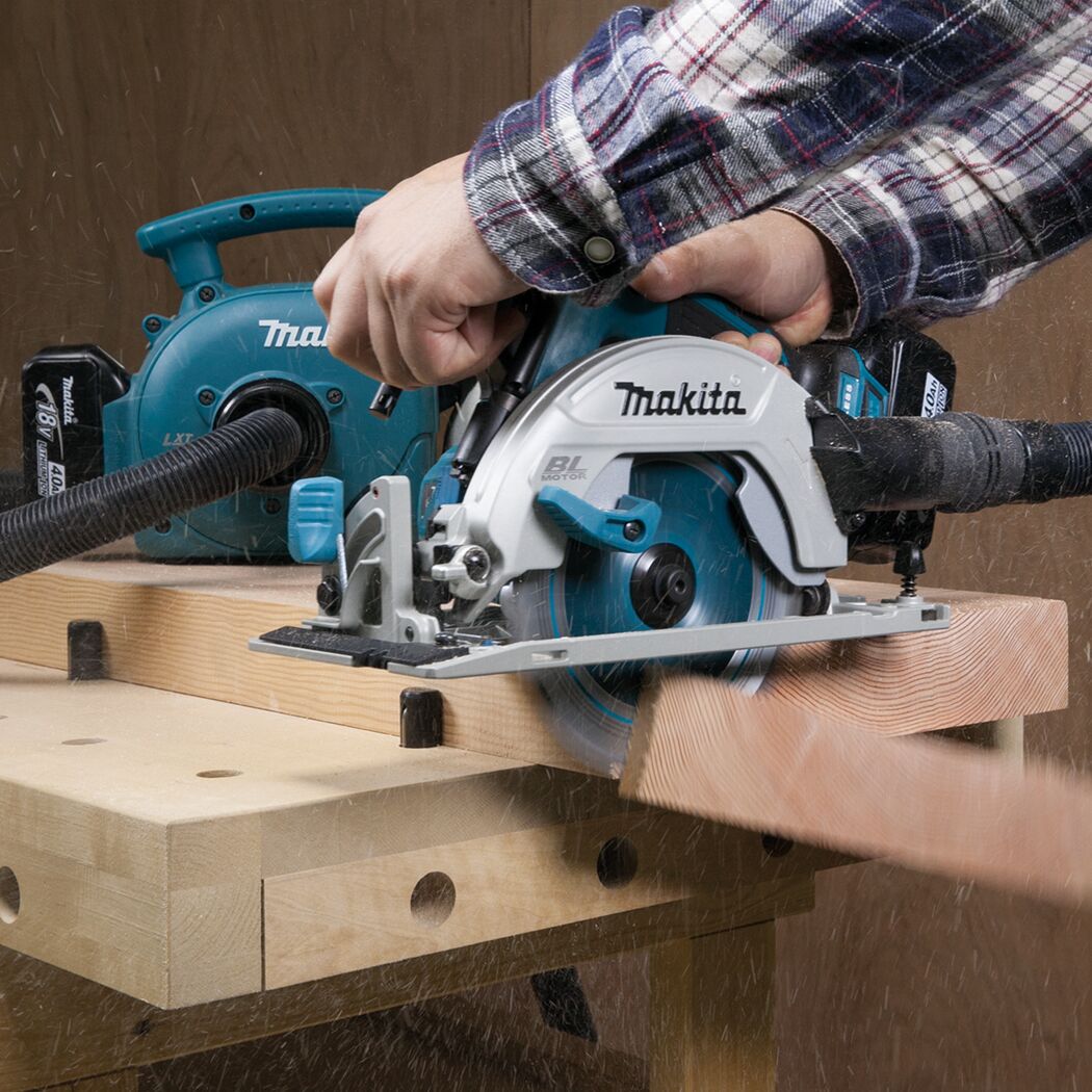 Person sägt Holz mit einer Makita Akku-Handkreissäge.