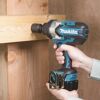 Person verwendet einen Makita Akku-Schlagschrauber an Holz.