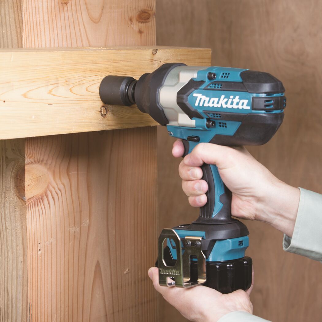 Person verwendet einen Makita Akku-Schlagschrauber an Holz.