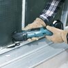 Person verwendet einen Makita Multifunktionswerkzeug