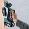 Person verwendet einen Makita Akku-Hobel an einem Holzstück.
